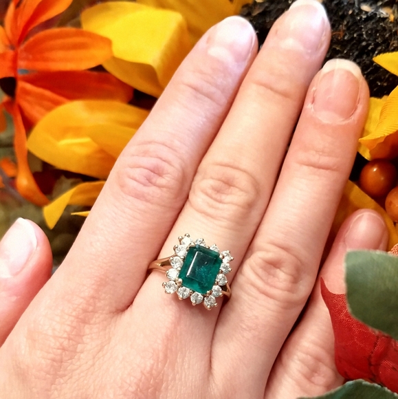 Gold Ring 14k Solid Gold/14 CZ stones surrounding Emerald Lab Created Ctr Stone - Picture 9 of 16